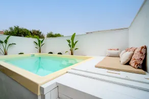 House with a heated pool, jacuzzi, pool table, and air conditioning - Image 2