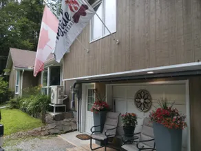 Waterfront Cottage w/king bed, hot tub, theatre, gym & more - Image 2