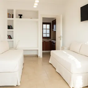Steps to Beach, Spacious Flat, Large Balcony |Argo - Image 3