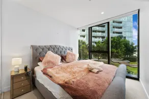 Urban Retreat Modern Elegance in Docklands - Image 5