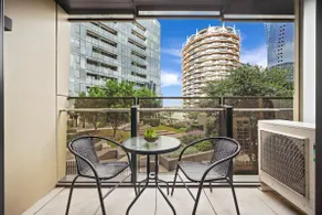 Urban Retreat Modern Elegance in Docklands - Image 4