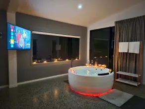 R&J Couples Retreat spa cabin Cairns - Image 5