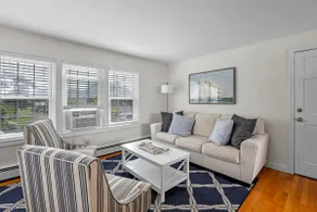 Rooftop View & King-Size Comfort - Image 2