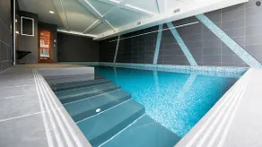 Delux 2B with Balcony/Pool/Sauna/Gym walk to Crown - Image 5