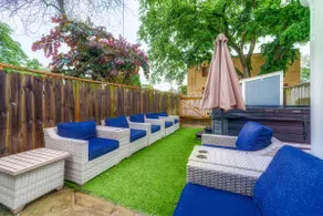 Contemporary, Cozy, & Convenient in Old Town - Image 3