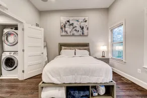 Contemporary, Cozy, & Convenient in Old Town - Image 4