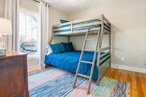 Closest 4BR to UNI | Group Getaways | Sleeps 13 - Image 4