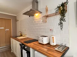 Cosy & Convenient space near M1, EM Airport & City - Image 4