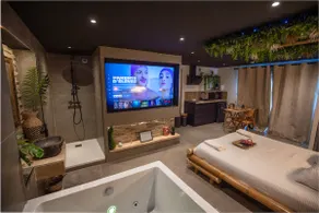The Love Room Jungle Experience - Image 5