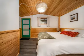Rustic Roots Emerald Suite - Image 2