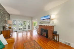 Cozy downtown retreat with two living quarters - Image 3