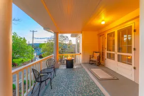 Cozy downtown retreat with two living quarters - Image 4