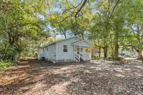 Trendy Gator Bungalow - Image 4