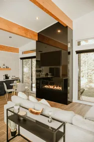 Luxurious Creek Retreat With Hot Tub - Image 4