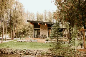 Luxurious Creek Retreat With Hot Tub - Image 3