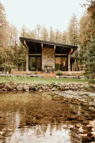 Luxurious Creek Retreat With Hot Tub - Image 2