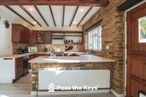 Idyllic Home in Picturesque Village of Wraysbury - Pass the Keys - Image 4
