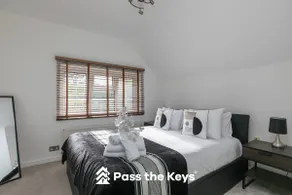 Idyllic Home in Picturesque Village of Wraysbury - Pass the Keys - Image 3