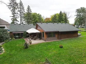 Luxury Lake Cottage - Private Lake Access - Image 2
