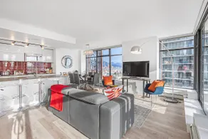 Modern Gastown Corner Residence with Skyline Views - Image 2