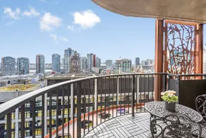 Modern Gastown Corner Residence with Skyline Views - Image 3