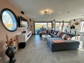 Modern house with Jacuzzi, pool table, and baby pool - Image 3