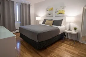 Bright and Spacious 2BR + Free parking - Image 3