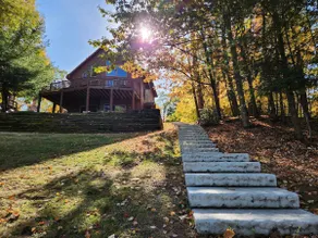 7BR Lake Cabin with great fall view. Close to town - Image 2