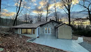 Entire Mountain Cottage Near Scenic Hiking Trails - Image 2