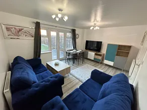 Sleeps 8 |Co-op Live & Etihad | Parking |3.5 Baths - Image 2