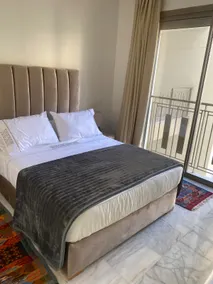 Cozy Apartment Near Airport - Image 5
