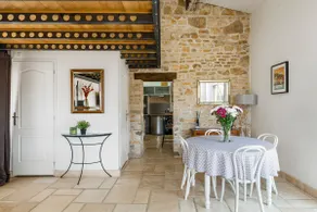 Typical cottage in golden stones - Image 4