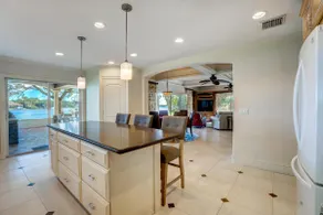 6 bed/5 bath waterfront home. - Image 5