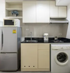 Private apt Sukhumvit 26, 500m 2Train, Wash/Dryer - Image 2