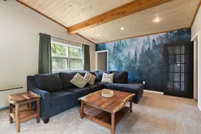 Log Cabin in Oglebay, Wheeling - Image 4