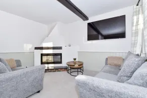 Beautiful 2 Bedroom Apartment - Image 3
