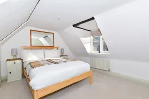 Beautiful 2 Bedroom Apartment - Image 5
