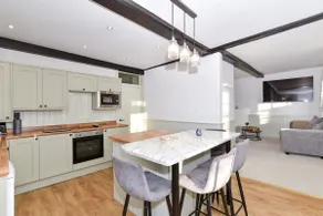 Beautiful 2 Bedroom Apartment - Image 4