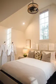Walk to Williams | Steam Sauna & Ritz Carlton Bed - Image 2