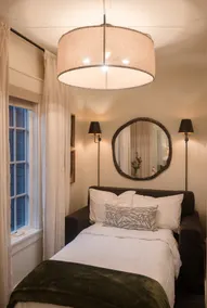Walk to Williams | Steam Sauna & Ritz Carlton Bed - Image 3