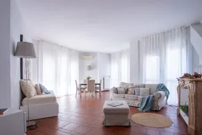 Victorian Apartment w/ Balcony, Near Milan Duomo - Image 3