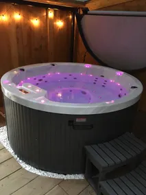 Guesthouse with Hot Tub / Spa Air-conditioned - Image 5
