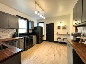 The Waypoint Victorian 4BR Bay View Residence - Image 4