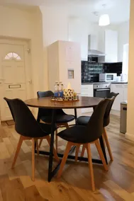 Alexandra Apartment -Secured Parking -2 Bedrooms - Image 2