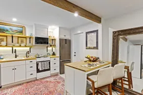 The Lilly- Enchanting Downtown Studio - Image 5
