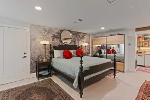 The Lilly- Enchanting Downtown Studio - Image 2