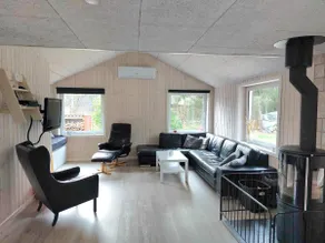 10-person holiday home with activity room and outdoor spa - Image 5