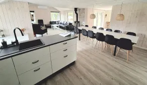 10-person holiday home with activity room and outdoor spa - Image 4