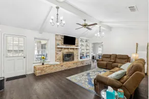 Cozy Pet-Friendly Unit, Pool, Fireplace for 8 - Image 3