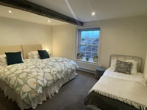 Town centre apartment with parking - Image 4